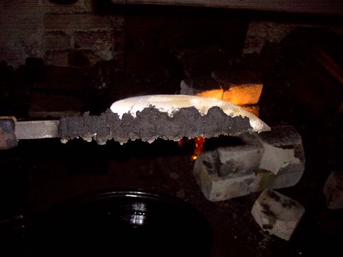 Das Messer wird mit getrockneter Paste geh�rtet 